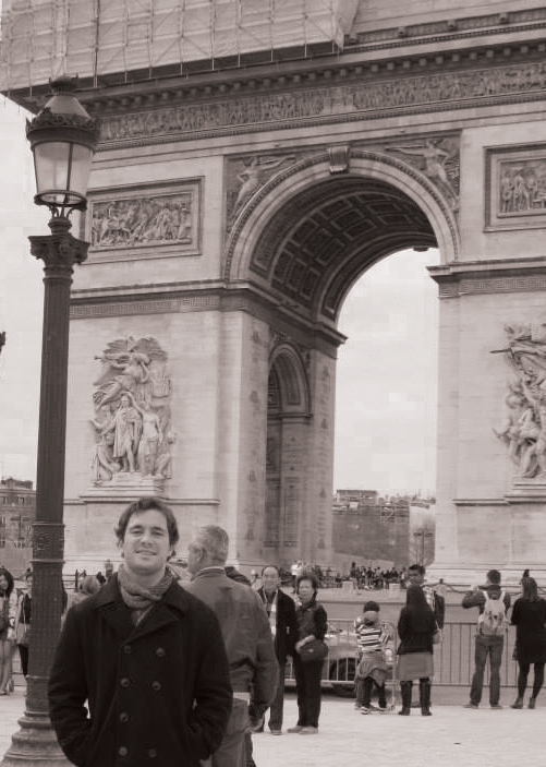 Ceacatura standing in front of the Arc de Triomphe in Paris, 2014.